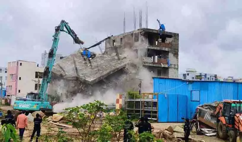 Hydra ने हैदराबाद के हाफिजपेट और रायदुर्ग में 4,000 करोड़ रुपये के अवैध निर्माण को ध्वस्त किया Hydra ने हैदराबाद के हाफिजपेट और रायदुर्ग में 4,000 करोड़ रुपये के अवैध निर्माण को ध्वस्त किया