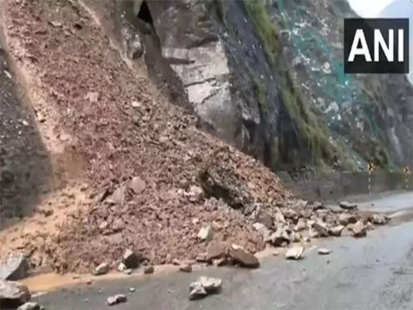 भारी बारिश के कारण Ramban में भूस्खलन हुआ, जम्मू-श्रीनगर राष्ट्रीय राजमार्ग बंद भारी बारिश के कारण Ramban में भूस्खलन हुआ, जम्मू-श्रीनगर राष्ट्रीय राजमार्ग बंद