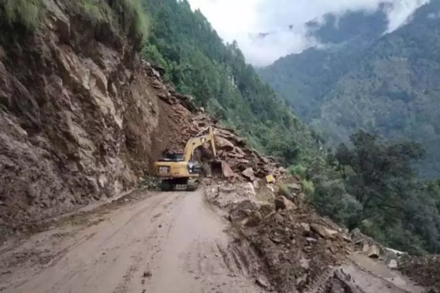 मूसलाधार बारिश और भूस्खलन से 3 लोगों की मौत मूसलाधार बारिश और भूस्खलन से 3 लोगों की मौत