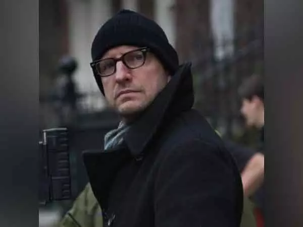 Steven Soderbergh ने मध्यम बजट की फिल्मों के लिए समर्थन की कमी की आलोचना की Steven Soderbergh ने मध्यम बजट की फिल्मों के लिए समर्थन की कमी की आलोचना की