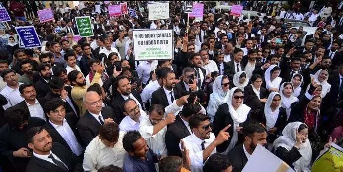 पाकिस्तान के वकीलों ने सिंधु नहर परियोजना का विरोध किया, रेल पटरियां रोकने की दी धमकी पाकिस्तान के वकीलों ने सिंधु नहर परियोजना का विरोध किया, रेल पटरियां रोकने की दी धमकी
