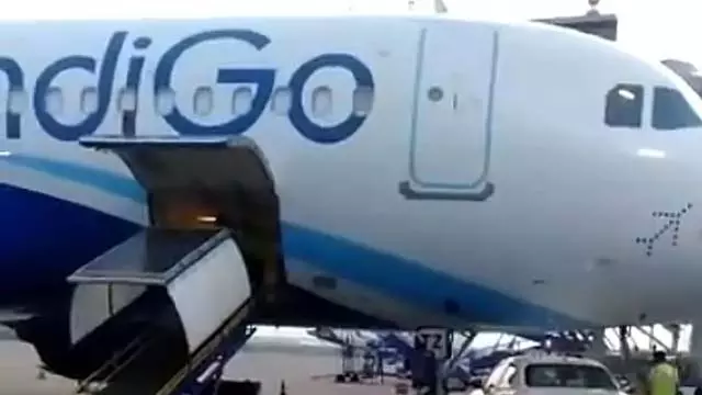 Bengaluru : केम्पेगौड़ा एयरपोर्ट पर मिनी बस इंडिगो विमान से टकराई Bengaluru : केम्पेगौड़ा एयरपोर्ट पर मिनी बस इंडिगो विमान से टकराई