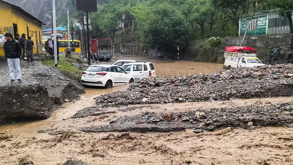 जम्मू-कश्मीर में बाढ़: 3 की मौत; 100 से अधिक बचाए गए जम्मू-कश्मीर में बाढ़: 3 की मौत; 100 से अधिक बचाए गए
