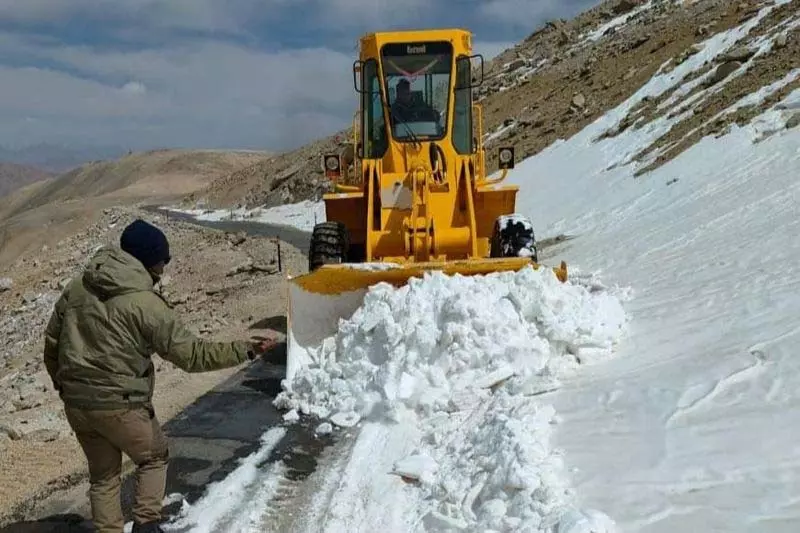 Ladakh में दुनिया का सबसे ऊंचा दर्रा तय समय से 2 महीने पहले खुला Ladakh में दुनिया का सबसे ऊंचा दर्रा तय समय से 2 महीने पहले खुला