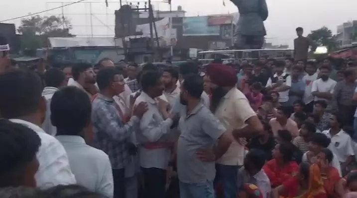 Udham Singh Nagar: खनन डंपर ने ली युवक की जान, मौके पर बवाल Udham Singh Nagar: खनन डंपर ने ली युवक की जान, मौके पर बवाल
