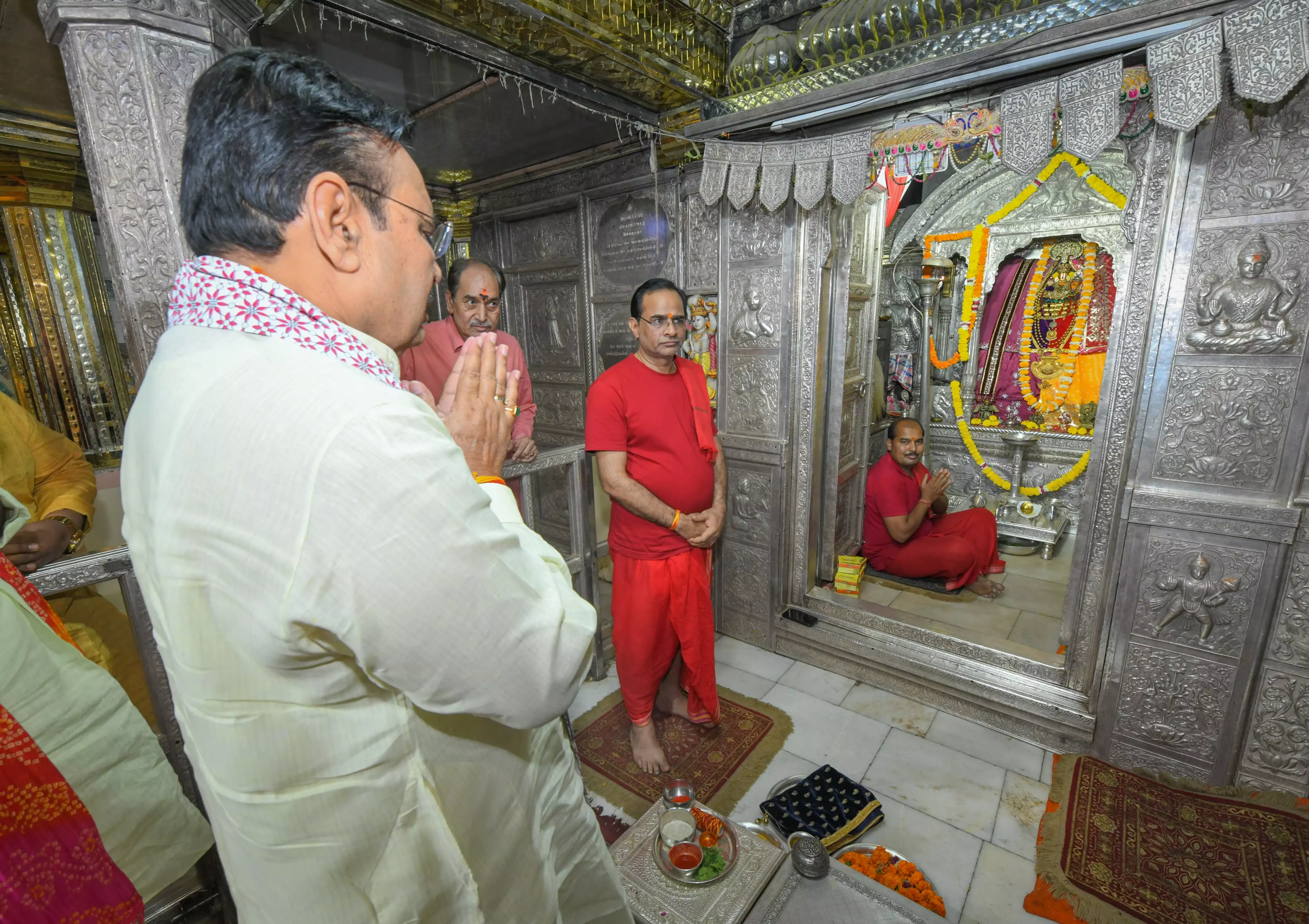 Jaipur: मुख्यमंत्री शर्मा ने दौरे के दूसरे दिन फतेहपुर में किए मंदिरों के दर्शन Jaipur: मुख्यमंत्री शर्मा ने दौरे के दूसरे दिन फतेहपुर में किए मंदिरों के दर्शन