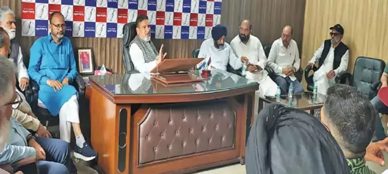 चुनाव के दौरान राजनीतिक दलों ने मतदाताओं को गुमराह किया: Altaf Bukhari चुनाव के दौरान राजनीतिक दलों ने मतदाताओं को गुमराह किया: Altaf Bukhari