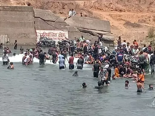 प्रतिबंध के बावजूद स्टाप डैम में नहा रहे लोग, जान जाने का खतरा प्रतिबंध के बावजूद स्टाप डैम में नहा रहे लोग, जान जाने का खतरा