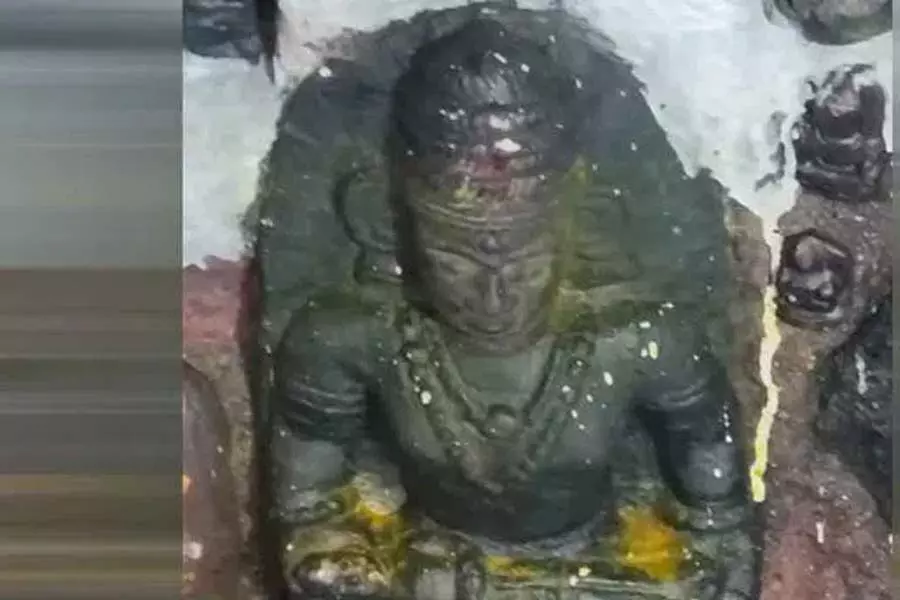 बेजजोर गांव के मंदिर में मूर्ति पालकुरिकी सोमना के बसवपुराण से बेज्जामहादेवी की है बेजजोर गांव के मंदिर में मूर्ति पालकुरिकी सोमना के बसवपुराण से बेज्जामहादेवी की है