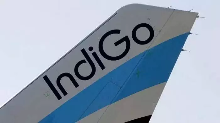 Bengaluru एयरपोर्ट पर मिनी बस खड़ी इंडिगो विमान से टकराई Bengaluru एयरपोर्ट पर मिनी बस खड़ी इंडिगो विमान से टकराई