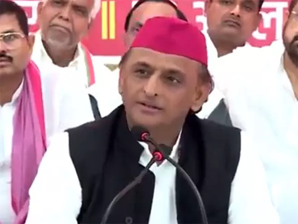 Akhilesh Yadav ने निशिकांत दुबे की सुप्रीम कोर्ट पर टिप्पणी पर कही ये बात Akhilesh Yadav ने निशिकांत दुबे की सुप्रीम कोर्ट पर टिप्पणी पर कही ये बात