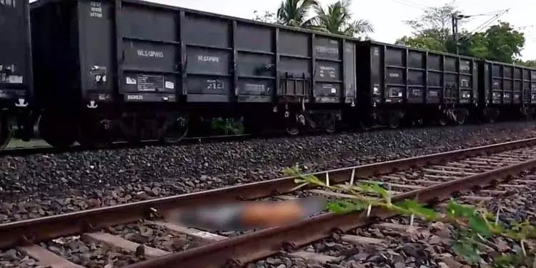 Balasore में पटरी पार करते समय ट्रेन की चपेट में आया व्यक्ति Balasore में पटरी पार करते समय ट्रेन की चपेट में आया व्यक्ति