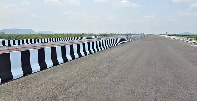 Vijayawada : प्रधानमंत्री के दौरे के दिन पश्चिमी बाईपास पर यातायात Vijayawada : प्रधानमंत्री के दौरे के दिन पश्चिमी बाईपास पर यातायात