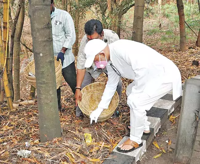 तिरुमाला में यात्रा करने वाले वाहनों से सड़कों पर कचरा नहीं फेंकने की अपील की : Venkaiah Chowdhary तिरुमाला में यात्रा करने वाले वाहनों से सड़कों पर कचरा नहीं फेंकने की अपील की : Venkaiah Chowdhary
