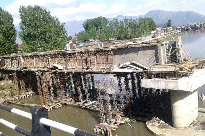 Jammu: वर्षों बाद भी कमरवारी-परिम्पोरा सड़क चौड़ीकरण परियोजना अधर में लटकी हुई Jammu: वर्षों बाद भी कमरवारी-परिम्पोरा सड़क चौड़ीकरण परियोजना अधर में लटकी हुई