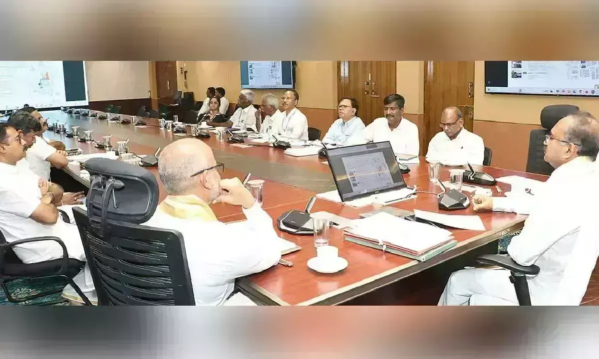 TTD के शीर्ष अधिकारियों ने पुनरुद्धार की समीक्षा की TTD के शीर्ष अधिकारियों ने पुनरुद्धार की समीक्षा की