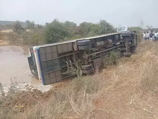 सड़क दुर्घटना: स्टीयरिंग रॉड टूटने से RTC बस पलटी सड़क दुर्घटना: स्टीयरिंग रॉड टूटने से RTC बस पलटी