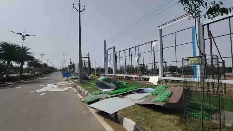 New Chandigarh में उखड़े होर्डिंग्स से यात्रियों की जान जोखिम में New Chandigarh में उखड़े होर्डिंग्स से यात्रियों की जान जोखिम में