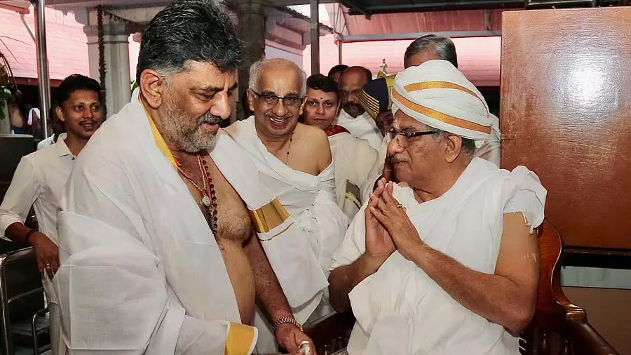 D K Shivakumar ने दक्षिण कन्नड़ में मंजुनाथेश्वर स्वामी मंदिर का दौरा किया D K Shivakumar ने दक्षिण कन्नड़ में मंजुनाथेश्वर स्वामी मंदिर का दौरा किया