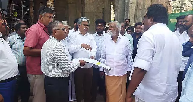 मदुरै मीनाक्षी अम्मन चिथिराई महोत्सव: मंत्री शेखरबाबू ने निरीक्षण किया मदुरै मीनाक्षी अम्मन चिथिराई महोत्सव: मंत्री शेखरबाबू ने निरीक्षण किया