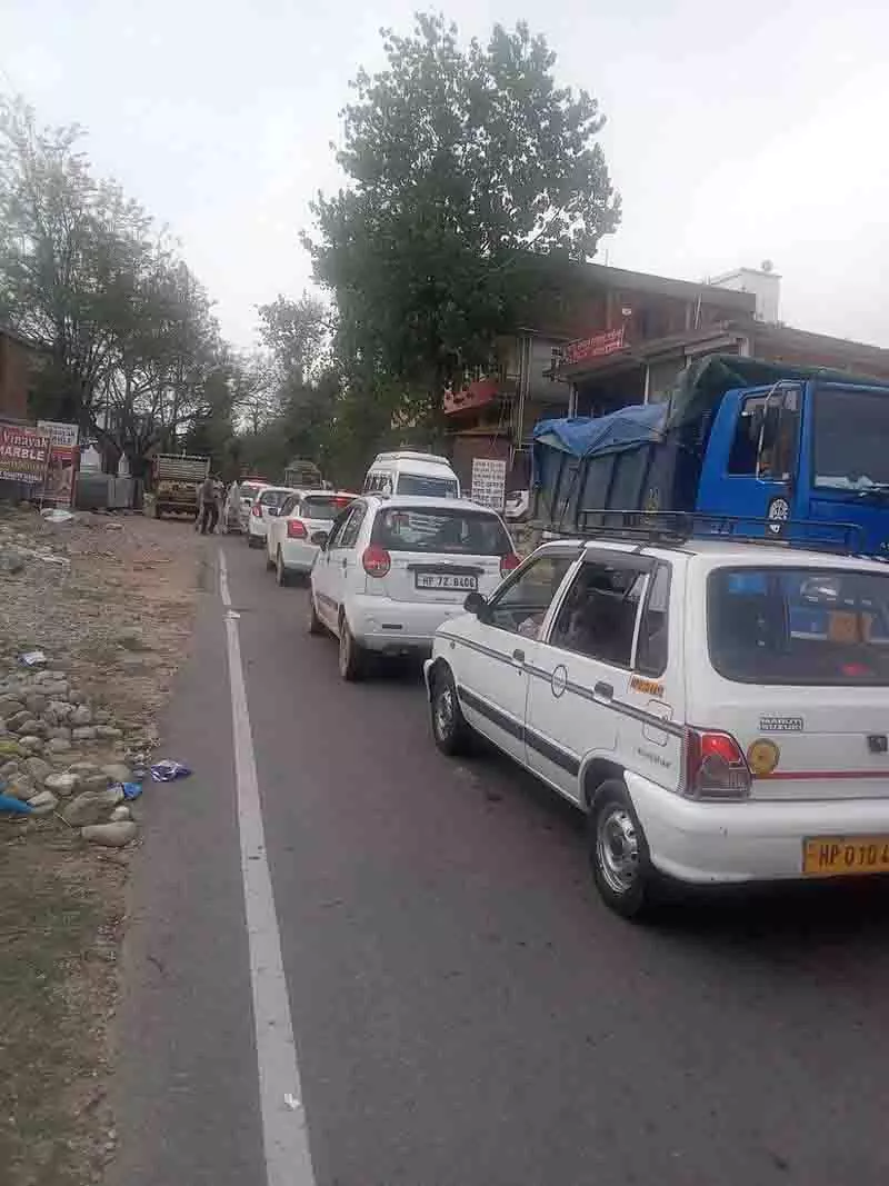 Mandi हाईवे पर अफरा-तफरी, सेना का टैंकर पलटा, 4 घंटे तक जाम लगा Mandi हाईवे पर अफरा-तफरी, सेना का टैंकर पलटा, 4 घंटे तक जाम लगा