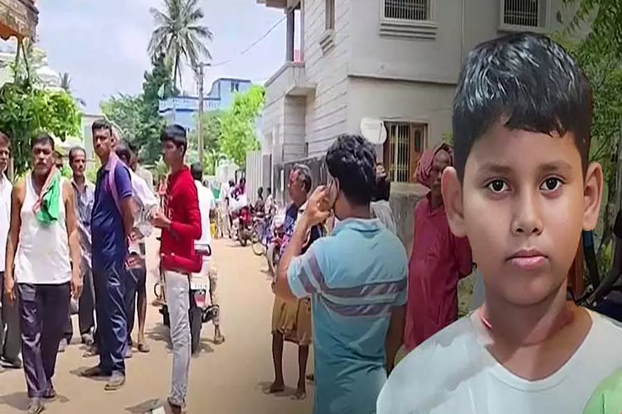पुरी के रतनपुर गांव में लापता बच्चे के खिलाफ प्रदर्शन पुरी के रतनपुर गांव में लापता बच्चे के खिलाफ प्रदर्शन