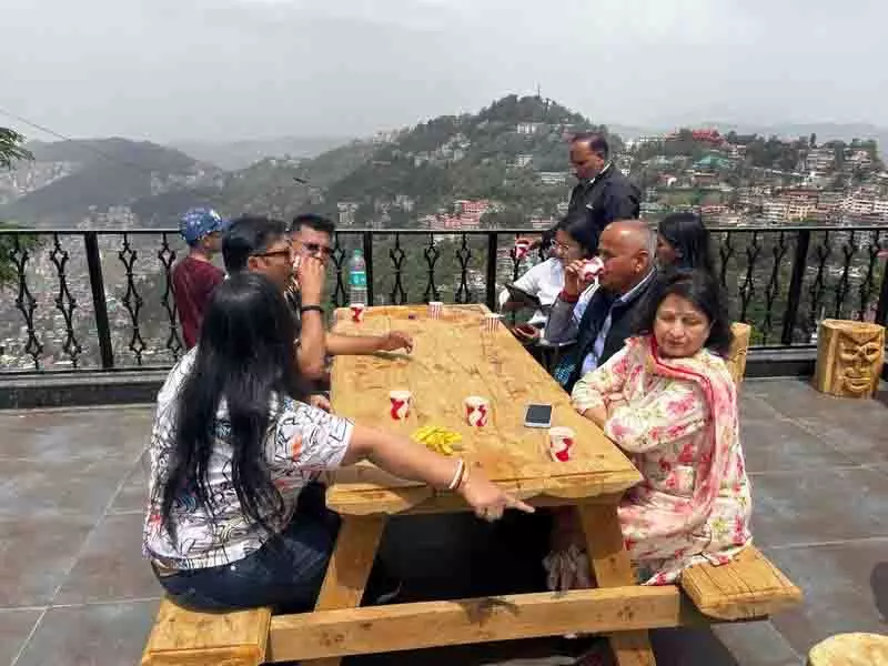 Shimla में गिरे हुए देवदार के पेड़ों को पर्यटकों के लिए आकर्षक फर्नीचर में बदला गया Shimla में गिरे हुए देवदार के पेड़ों को पर्यटकों के लिए आकर्षक फर्नीचर में बदला गया