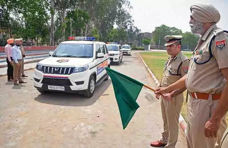 शीर्ष पुलिस अधिकारी ने पुलिस लाइन से 10 ERV को हरी झंडी दिखाकर रवाना किया शीर्ष पुलिस अधिकारी ने पुलिस लाइन से 10 ERV को हरी झंडी दिखाकर रवाना किया