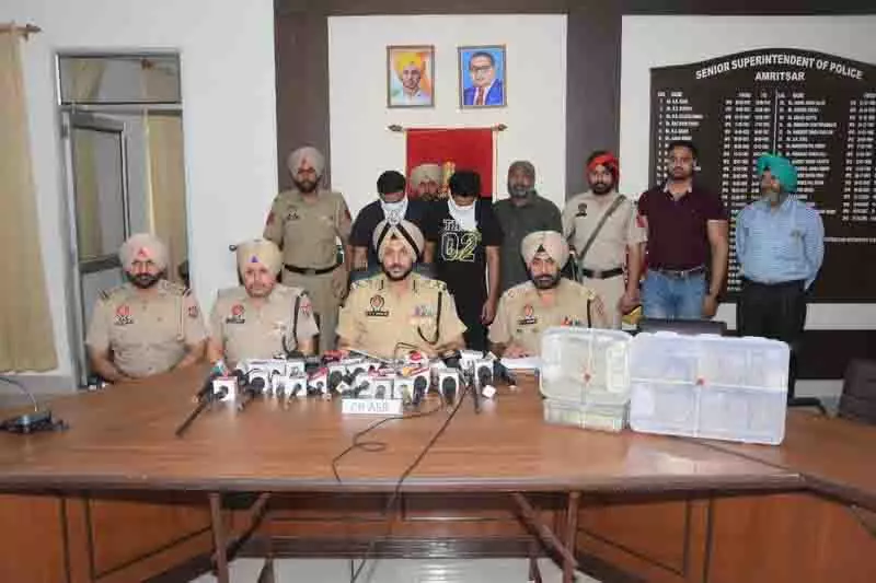 Amritsar पुलिस ने हवाला रैकेट का भंडाफोड़ किया, लुधियाना के पुलिसकर्मी समेत पांच गिरफ्तार Amritsar पुलिस ने हवाला रैकेट का भंडाफोड़ किया, लुधियाना के पुलिसकर्मी समेत पांच गिरफ्तार