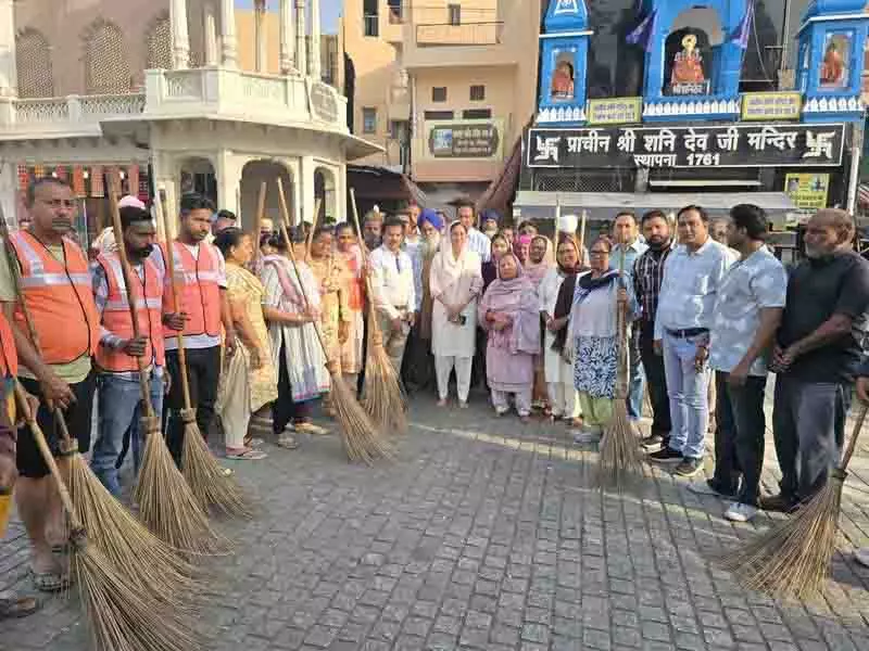 वरिष्ठ उप Mayor ने दरबार साहिब में सफाई अभियान का नेतृत्व किया वरिष्ठ उप Mayor ने दरबार साहिब में सफाई अभियान का नेतृत्व किया