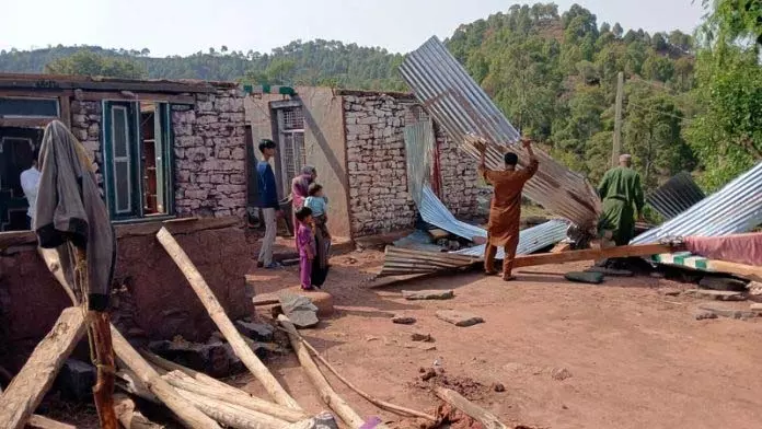 Jammu: बिजली गिरने से 2 की मौत, आंधी से मकान क्षतिग्रस्त Jammu: बिजली गिरने से 2 की मौत, आंधी से मकान क्षतिग्रस्त