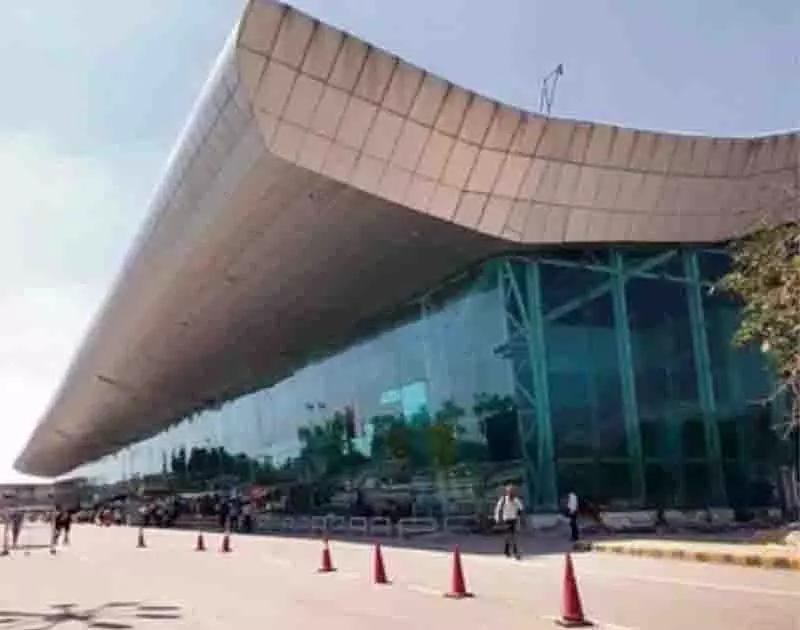 Amritsar हवाई अड्डे पर ट्रॉलियों की कमी से यात्री परेशान Amritsar हवाई अड्डे पर ट्रॉलियों की कमी से यात्री परेशान