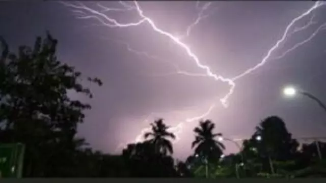 Odisha में काल बैसाखी का प्रकोप: बलांगीर में बिजली गिरने से 2 की मौत, 1 की हालत गंभीर Odisha में काल बैसाखी का प्रकोप: बलांगीर में बिजली गिरने से 2 की मौत, 1 की हालत गंभीर