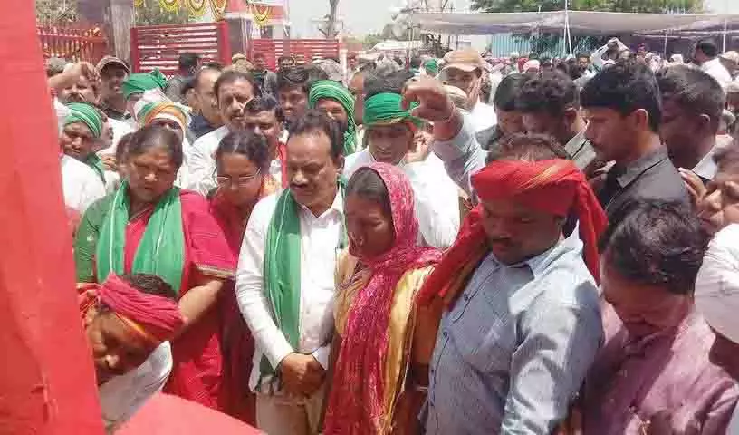 Adilabad में आदिवासियों ने इंदरवेली शहीदों को श्रद्धांजलि दी Adilabad में आदिवासियों ने इंदरवेली शहीदों को श्रद्धांजलि दी