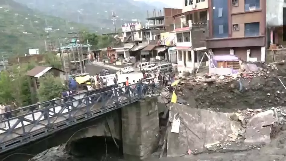 जम्मू-कश्मीर: रामबन में बादल फटा, मलबे में दबकर तीन लोगों की दर्दनाक मौत जम्मू-कश्मीर: रामबन में बादल फटा, मलबे में दबकर तीन लोगों की दर्दनाक मौत