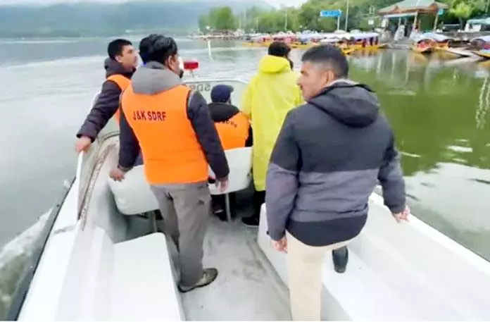 Jammu: पर्यटन विभाग ने डल में शिकारा संचालन के लिए दिशा-निर्देश जारी किए Jammu: पर्यटन विभाग ने डल में शिकारा संचालन के लिए दिशा-निर्देश जारी किए
