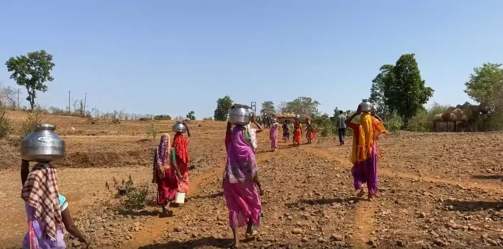 Maharashtra में जल संकट, बोरीचिवारी गांव की महिलाएं कठिनाई का खामियाजा भुगत रही Maharashtra में जल संकट, बोरीचिवारी गांव की महिलाएं कठिनाई का खामियाजा भुगत रही