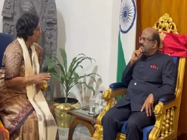 मालदा, मुर्शिदाबाद में हिंसा को लेकर NCW प्रमुख ने पश्चिम बंगाल के राज्यपाल से की मुलाकात मालदा, मुर्शिदाबाद में हिंसा को लेकर NCW प्रमुख ने पश्चिम बंगाल के राज्यपाल से की मुलाकात