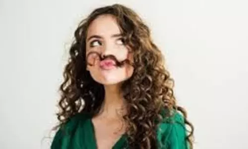 Curly Hair Tips: गर्मियों में घुंघराले बालों की कैसे करें देखभाल, ये तरीके आएंगे काम