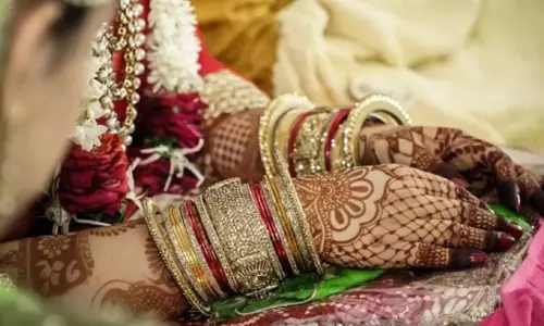 दुल्हन ने अपनी जगह मंडप में बैठा दी मां को, बारात लौटी तो दूल्हे के घर मचा हड़कंप दुल्हन ने अपनी जगह मंडप में बैठा दी मां को, बारात लौटी तो दूल्हे के घर मचा हड़कंप