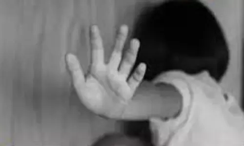छत से रोने की आवाज आने पर दौड़े परिजन, बच्ची से रेप