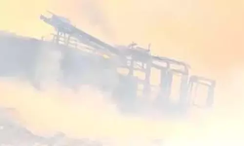 Maharashtra : डंपिंग यार्ड में लगी भीषण आग, फायर ब्रिगेड की गाड़ी जलकर राख Maharashtra : डंपिंग यार्ड में लगी भीषण आग, फायर ब्रिगेड की गाड़ी जलकर राख