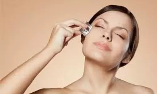Beauty Tips:इन 2 चीजों को मिलाकर बनाएं चमत्कारी बर्फ, चेहरे पर पाएं जादुई निखार Beauty Tips:इन 2 चीजों को मिलाकर बनाएं चमत्कारी बर्फ, चेहरे पर पाएं जादुई निखार