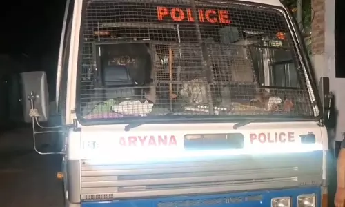 Karnal: देर रात दो पक्षों में झगड़ा, शांत कराने पहुंची पुलिस पर फेंके ईंट-पत्थर Karnal: देर रात दो पक्षों में झगड़ा, शांत कराने पहुंची पुलिस पर फेंके ईंट-पत्थर