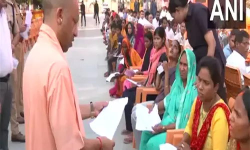 UP CM ने गोरखपुर में जनता दर्शन किया