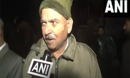 श्रीनगर में CRPF बंकर पर पेड़ गिरा, जवान को मामूली चोटें आईं श्रीनगर में CRPF बंकर पर पेड़ गिरा, जवान को मामूली चोटें आईं