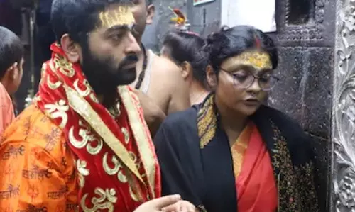 महाकाल के दर्शन को पत्नी संग उज्जैन पहुंचे अरिजीत सिंह, भस्म आरती में हुए शामिल महाकाल के दर्शन को पत्नी संग उज्जैन पहुंचे अरिजीत सिंह, भस्म आरती में हुए शामिल