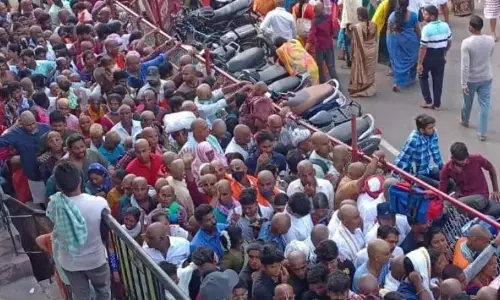 लगातार छुट्टियों के कारण Tirumala में भक्तों की भारी भीड़