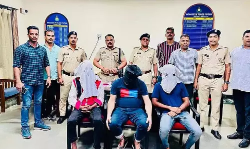 Goa पुलिस ने पर्यटकों को निशाना बनाने वाले दलालों के खिलाफ कार्रवाई की Goa पुलिस ने पर्यटकों को निशाना बनाने वाले दलालों के खिलाफ कार्रवाई की