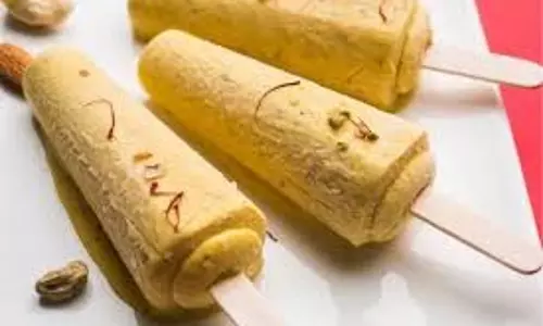 Summer Recipe: गर्मियों में घर पर बनाएं ठंडी गुलाब और दूध वाली कुल्फी Summer Recipe: गर्मियों में घर पर बनाएं ठंडी गुलाब और दूध वाली कुल्फी